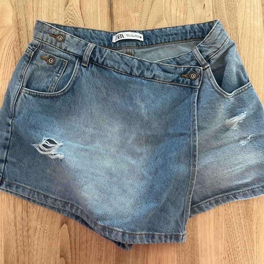 LIKE NEW Zara skort!